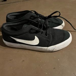 Nike Toki Low Canvas Womens Size 8